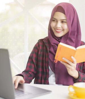 vecteezy muslim woman with hijab is working with laptop computer in 5129271 scaled 24sp72iu2fgm7hf35zw3dkbb8d0g8ameknqaetjwhf9w